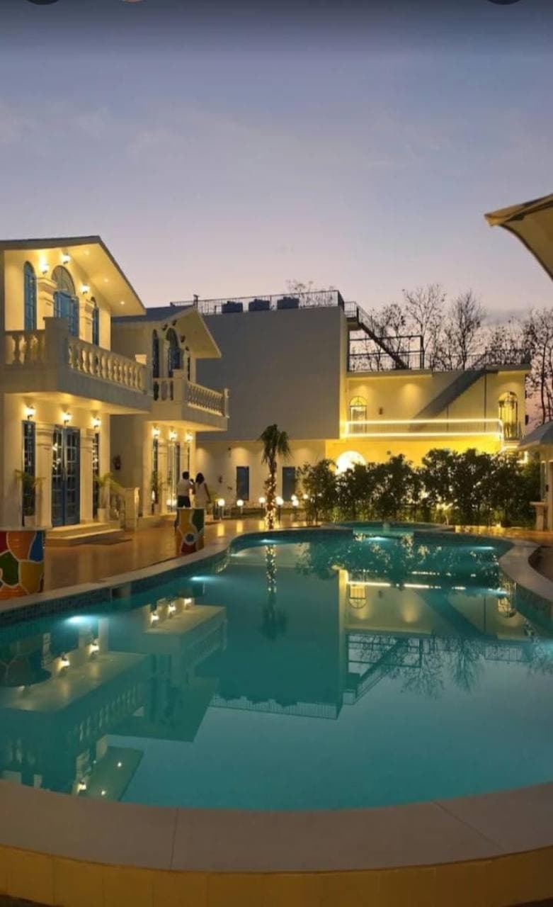 The property and swimming pool in the evening.